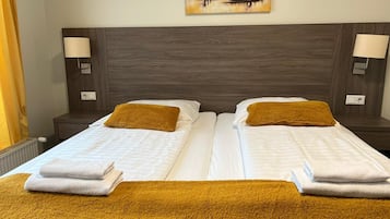 Kamer, 1 twee- of 2 eenpersoonsbedden, balkon | Een minibar, een bureau, een laptopwerkplek, gratis wifi
