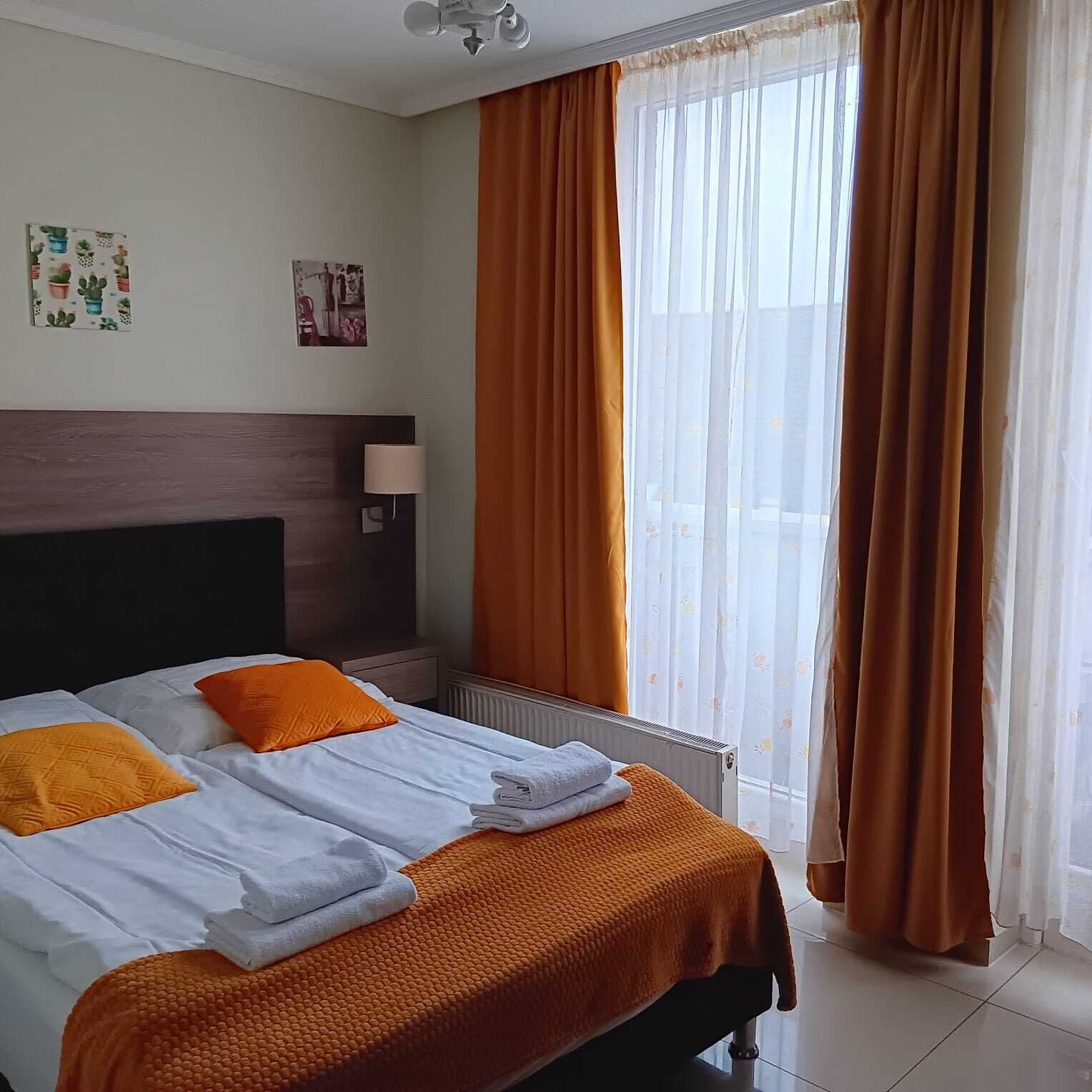 Minibar, escritorio, espacio para trabajar con laptop y wifi gratis 