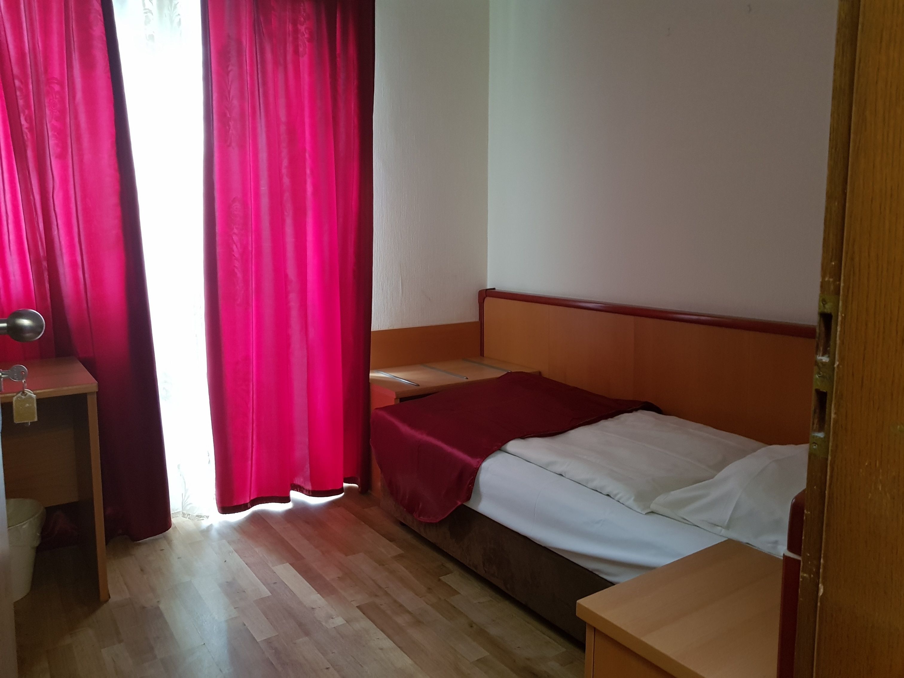 Minibar, desk, laptop workspace, free WiFi