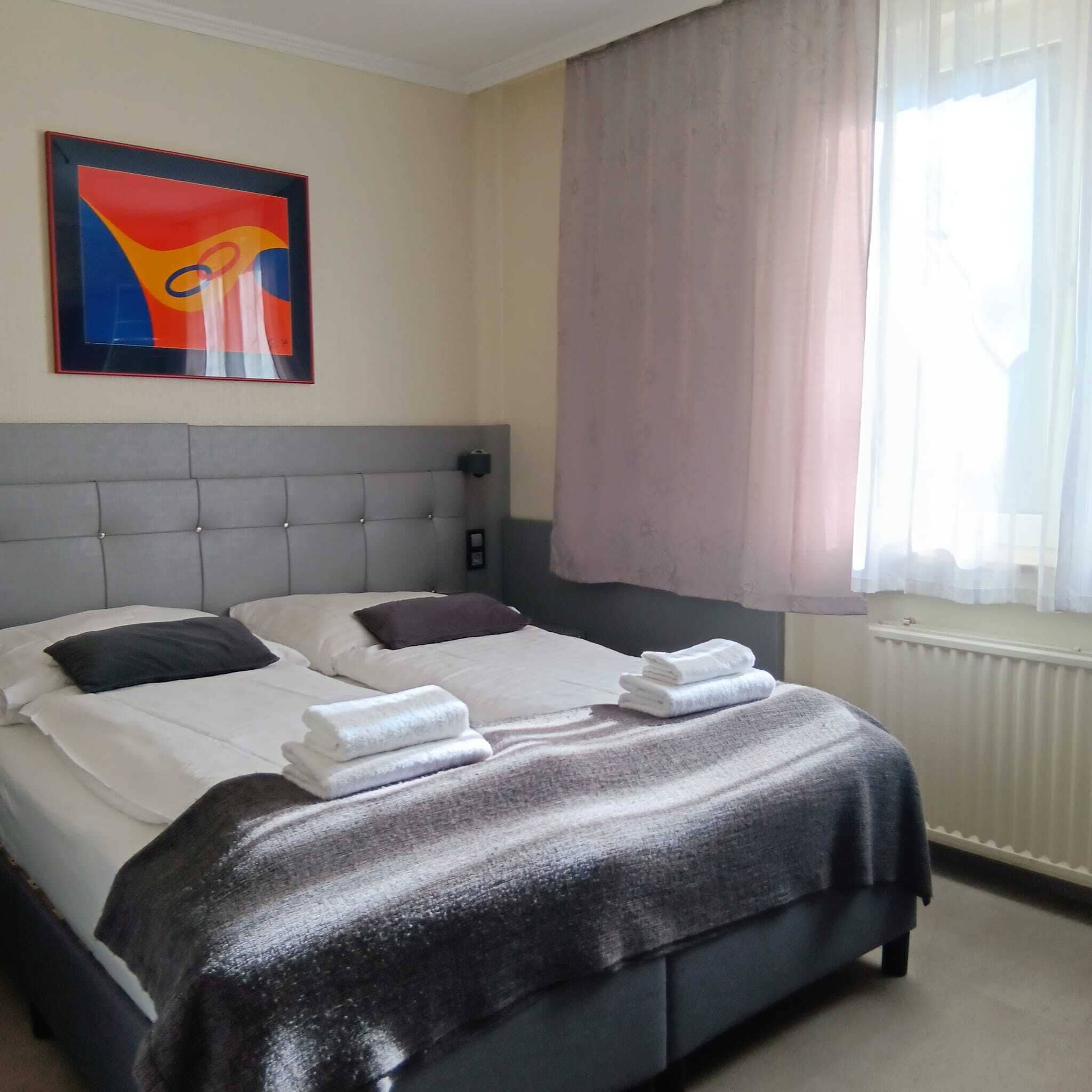 Minibar, escritorio, espacio para trabajar con laptop y wifi gratis 