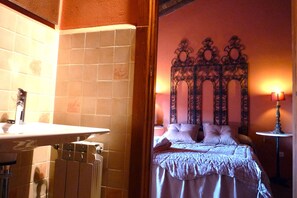 House, 4 Bedrooms, Non Smoking | Bathroom | Combined shower/bathtub, deep-soaking bathtub, rainfall showerhead