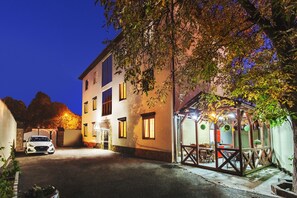 Departamento exclusivo | Vista frontal de la propiedad por la tarde o noche