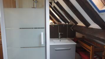 Driepersoonskamer (Kami) | Badkamer met douche