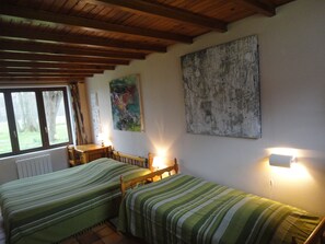 Quadruple Room (La Grande  Chambre ) | Iron/ironing board, free cots/infant beds, free WiFi, bed sheets - La Ferme de Wolphus - Chambres d'hôtes (Zouafques)