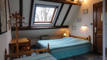 Triple Room (Kami) | Iron/ironing board, free cribs/infant beds, free WiFi, bed sheets