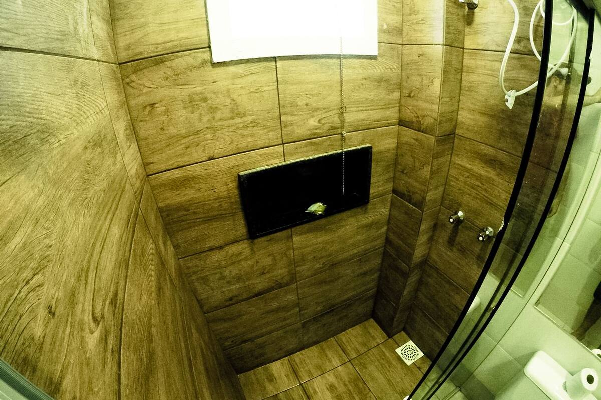 Shower, free toiletries, towels
