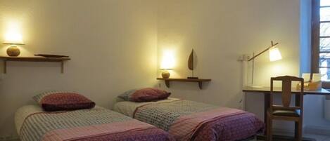 Chambre Confort avec lits jumeaux, salle de bain privée (1 LE CROS)