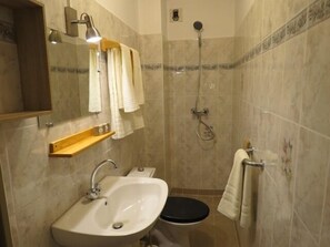 Comfort-Zweibettzimmer, eigenes Bad (1 LE CROS) | Badezimmer