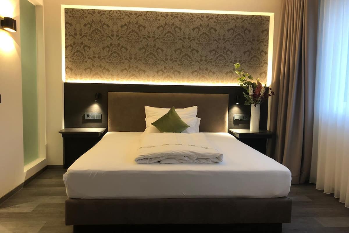 single room | 1 bedroom, in-room safe, desk, soundproofing