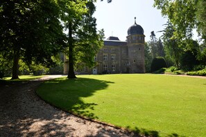 إطلالة على الشارع من المنشأة