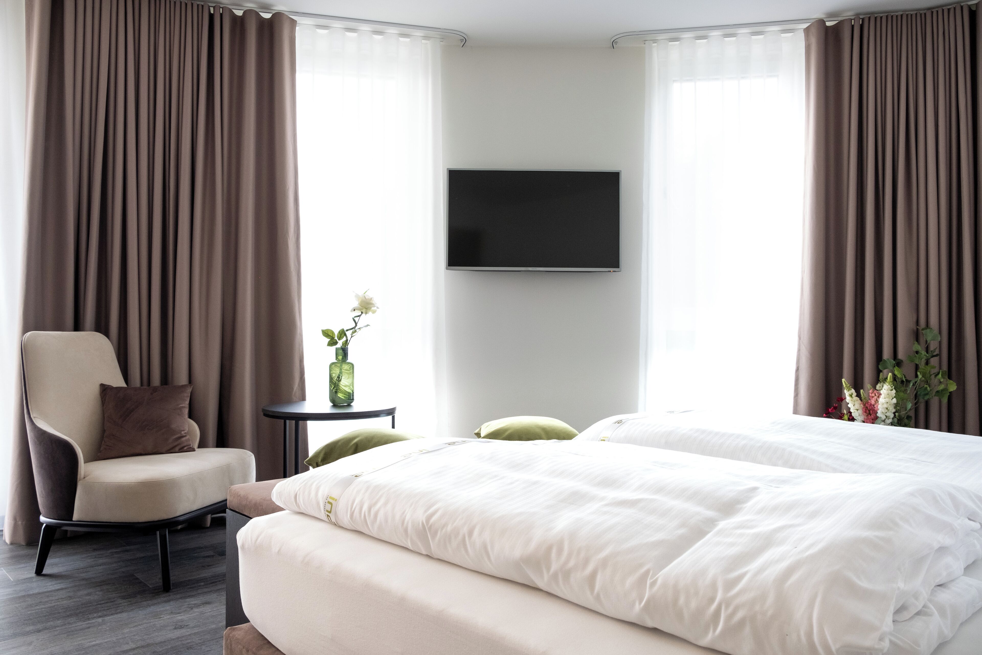 double room | 1 bedroom, in-room safe, desk, soundproofing