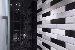 Shower, rainfall showerhead, free toiletries, slippers - TOOJOU Kota Kinabalu - Hostel (Kota Kinabalu)