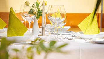 Se sirven desayunos, comidas y cocina alemana con mesas al aire libre