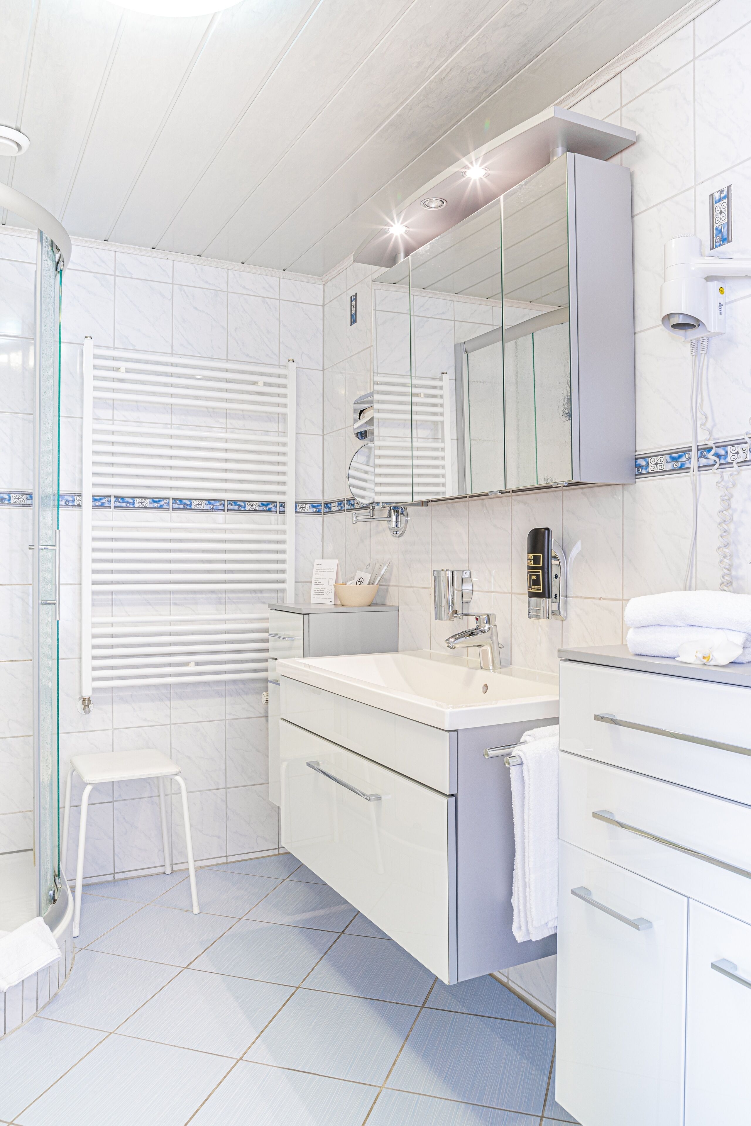 Comfort-Doppelzimmer | Badezimmer | Dusche, Haartrockner, Handtücher, Seife