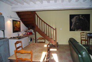 Een koffiezetapparaat/waterkoker, een waterkoker