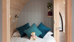 Superior Cabin, 1 Double Bed, Ensuite, Mountain View - Callander Hostel (Callander)
