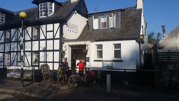 A traditional building with a sign reading "Allander Hostel". - Callander Hostel (Callander)