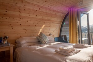 Superior Cabin, 1 Double Bed, Ensuite, Mountain View | Free cribs/infant beds, free WiFi, bed sheets - Callander Hostel (Callander)