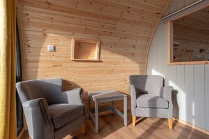 Superior Cabin, 1 Double Bed, Ensuite, Mountain View | Living area