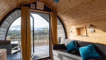 Cabane Supérieure, 1 lit double et 1 canapé-lit, salle de bains attenante, vue montagne | Coin séjour
