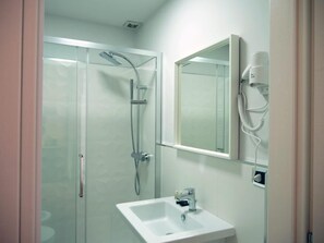 Douche, sèche-cheveux, bidet, serviettes fournies