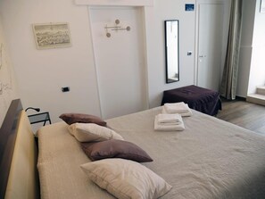 Desk, free WiFi, bed sheets - B&B White Rose (Trento)