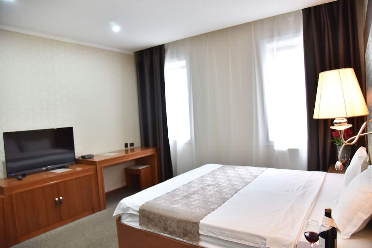 Quarto, 1 cama Queen | Roupas de cama premium, escrivaninha, Wi-Fi de cortesia, roupa de cama