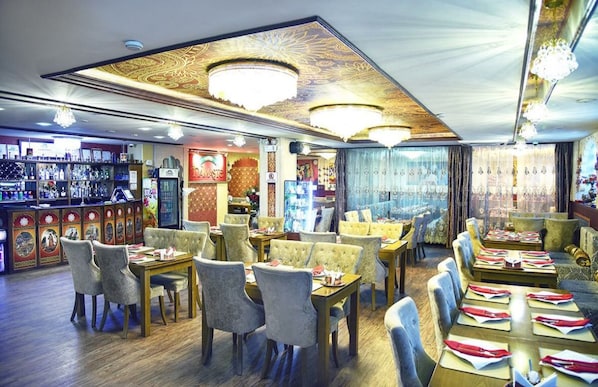 2 Restaurants, Mittagessen, Abendessen, Brunch, chinesische Küche