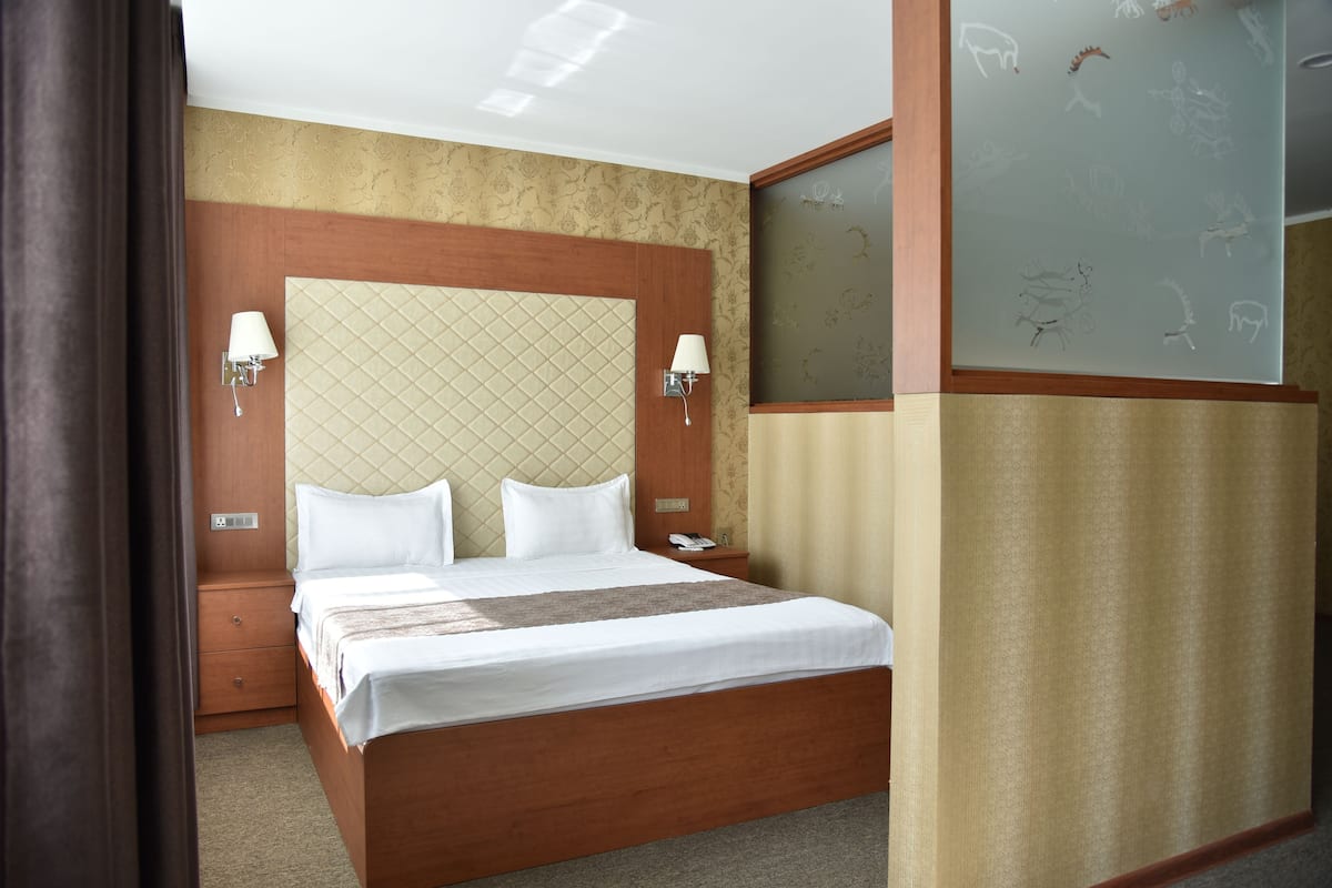 Quarto casal luxo | Roupas de cama premium, escrivaninha, Wi-Fi de cortesia, roupa de cama