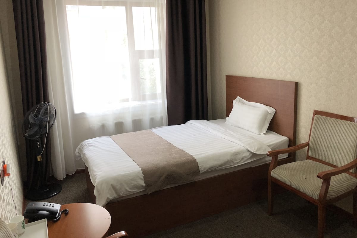 Quarto solteiro | Roupas de cama premium, escrivaninha, Wi-Fi de cortesia, roupa de cama