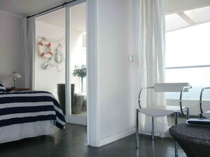 Apartamento, várias camas, para fumantes | Ferros/tábuas de passar roupa, Wi-Fi de cortesia, roupa de cama