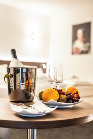 Hypoallergeen beddengoed, een minibar, een bureau, een laptopwerkplek