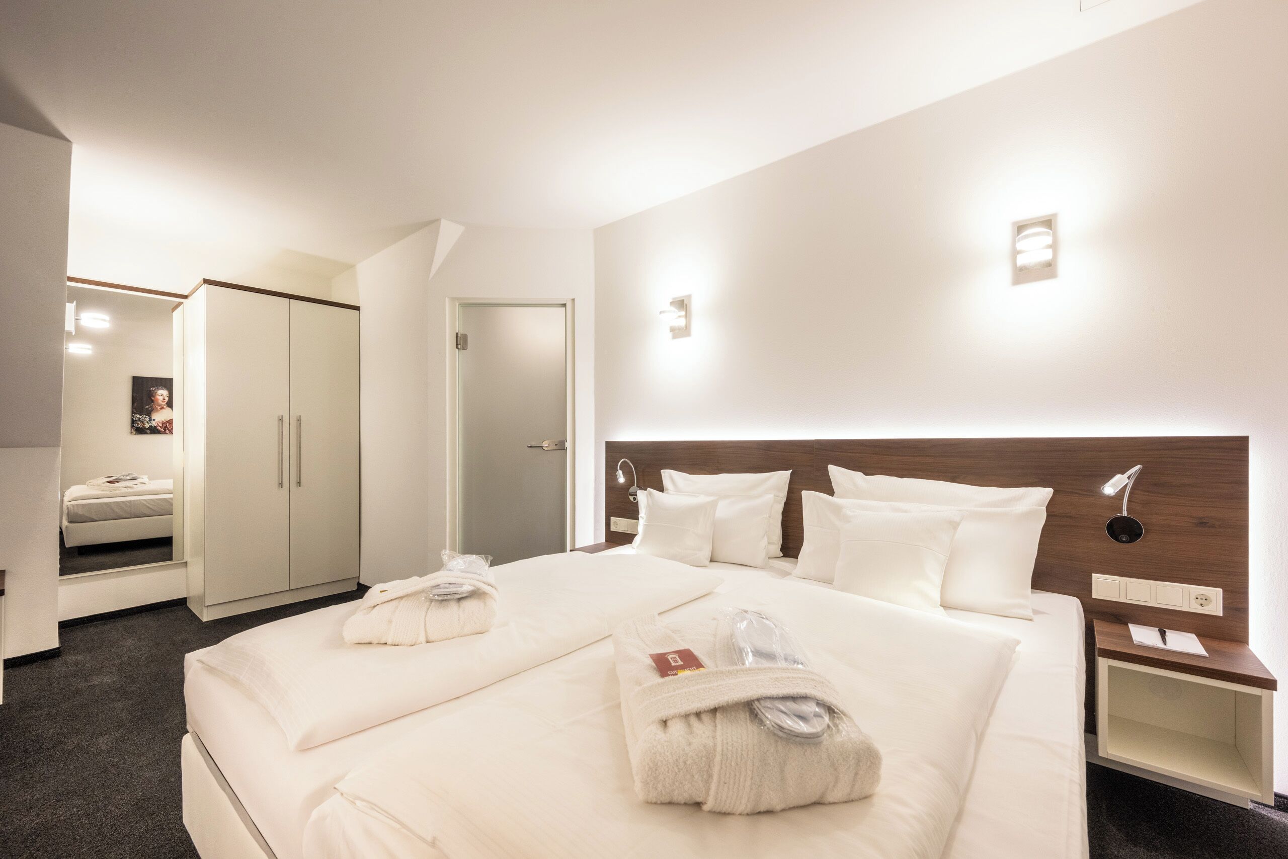 1 bedroom, hypo-allergenic bedding, minibar, desk