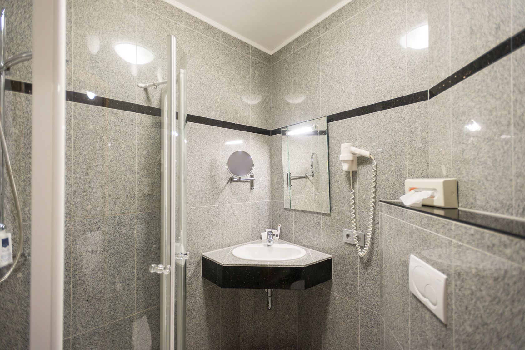 double room | bathroom | shower, free toiletries, hair dryer, slippers