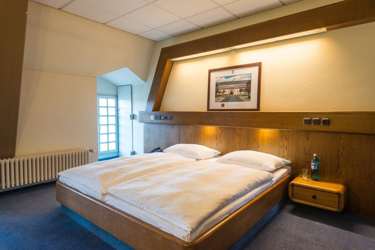Hypo-allergenic bedding, minibar, desk, laptop workspace