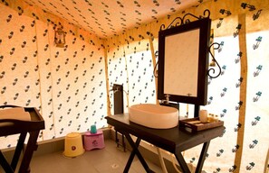 Rainfall showerhead, free toiletries, towels