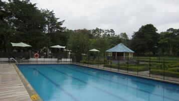 2 piscinas externas, guarda-sóis