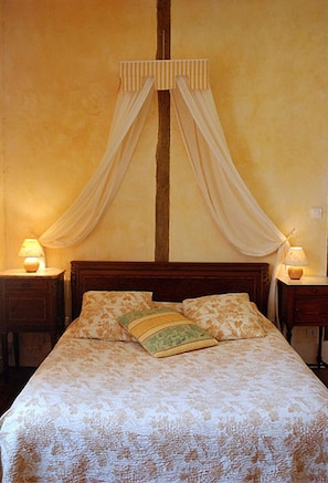 Family Suite | Desk, iron/ironing board, bed sheets - Maison Sainte-Barbe (Autun)