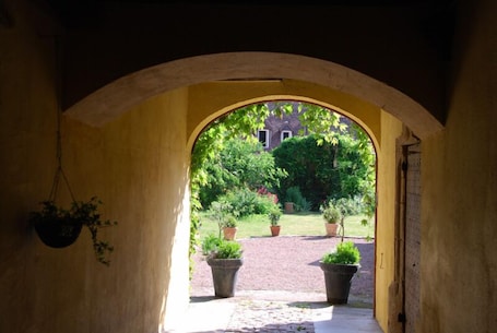 Entrada de la propiedad. Maison Sainte-Barbe