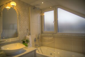 Jetted tub - Elegance Asia Hotel (Istanbul)