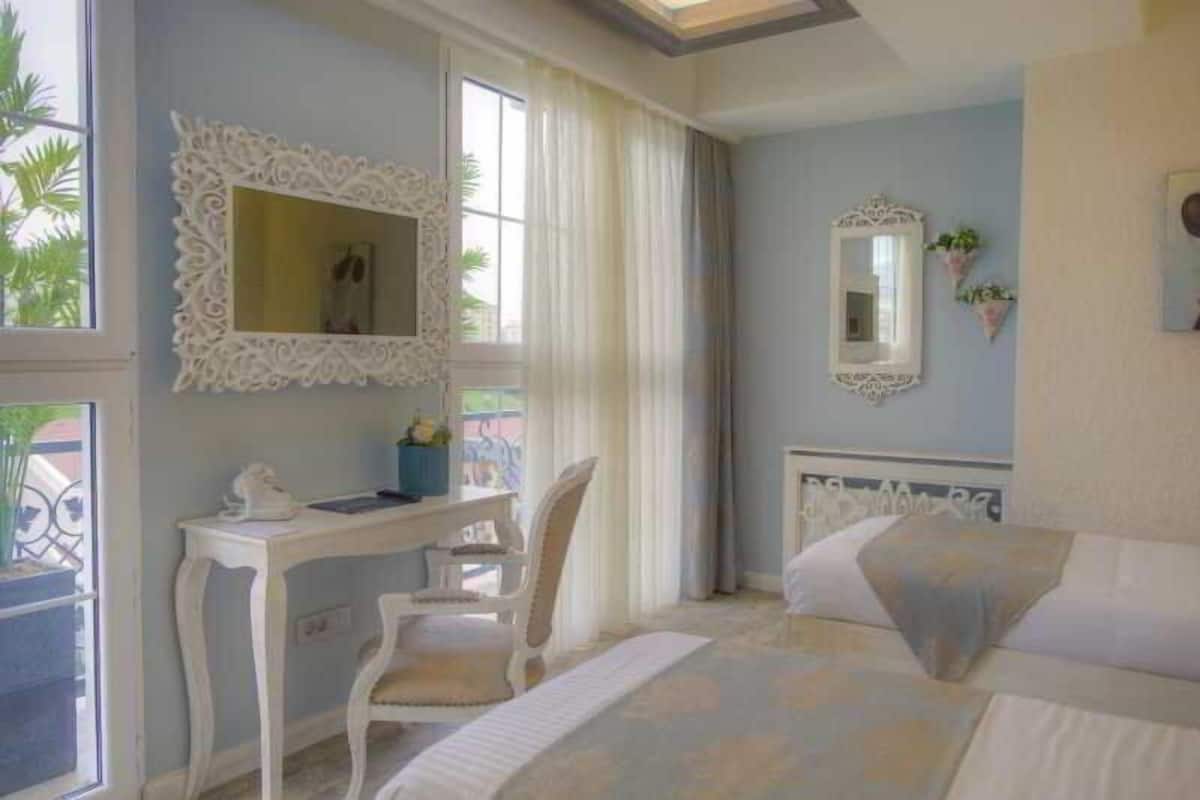 Superior Double or Twin Room | In-room safe, desk, blackout drapes, free WiFi