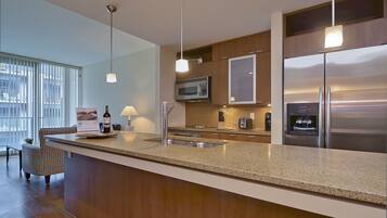 Condo, 2 Bedrooms, Accessible, City View (1525) | Private kitchen