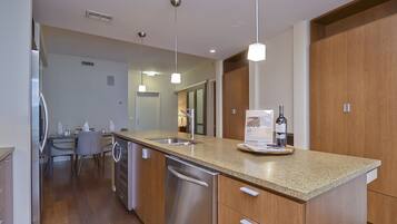 Condo, 2 Bedrooms, Accessible, City View (1525) | Private kitchen