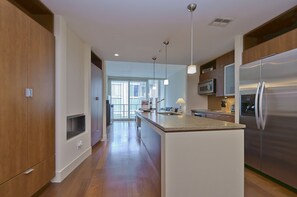 Lejlighed - 2 soveværelser - handicapvenligt - byudsigt (1525) | Opholdsområde