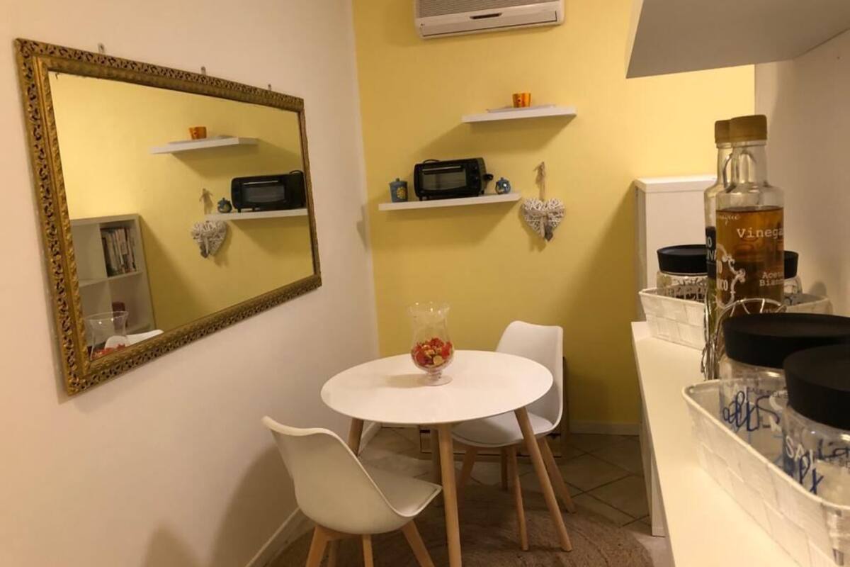 Estudio, cocineta | Área de sala de estar | Smart TV de 22 pulgadas con canales vía satélite y televisión