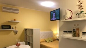 Studio, Kitchenette | Living room | 22-inch Smart TV with satellite channels, TV - Suite Angeli (Assisi)