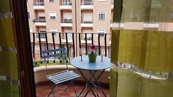 Studio, coin cuisine | Balcon