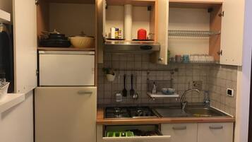 Grand réfrigérateur, four, plaque de cuisson, cafetiÚre/bouilloire