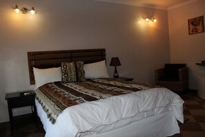 Deluxe Double Room | In-room safe, desk, bed sheets, wheelchair access