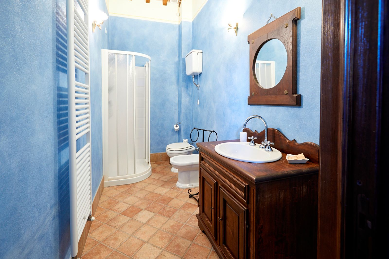 Ein Badezimmer mit Dusche, Toilette, Waschbecken und Waschtisch.